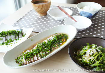 Section Rの賄いご飯 しめ鯖、蒸した合鴨、香菜サラダ、しじみのお味噌汁とご飯です。香菜サラダ