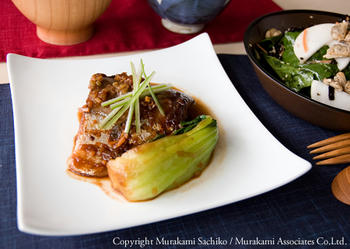 さばの中国風みそ煮、ほうれん草とあさ りのサラダ、ほうじ茶仕立てのとろろ昆布のおつゆとご飯