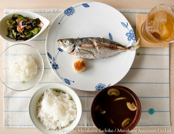 レンジであじの塩焼き、たこときゅうりとわかめの酢の物、新玉ねぎのシンプルサラダ、ブイヨンスープにマッシュルームを浮かせて、白いご飯 SectionRの賄いご飯