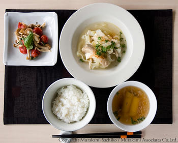 いかと玉ねぎのスペイン風煮込み、プチトマトとシメジの炒め物、ねぎのコンソメスープとご飯です。 Section Rの賄いご飯