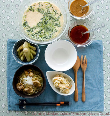 冷たいカレー風味の鶏そば、卵と鶏ひき肉の大鉢蒸し、ミズキさん家のジャガイモと玉ねぎで作ったポテトサラダ、ナスの煮浸し、白いご飯 Section Rの賄いご飯