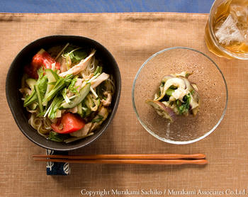 長芋とトマトのサラダ彩麺 なすと小松菜の煮浸し Section R の賄いご飯