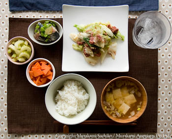 キャベツとコーンビーフの炒め物 オイルサーディン にんじんとセロリのぬか漬け ごはん 豆腐のお味噌汁 SectionRの賄いご飯