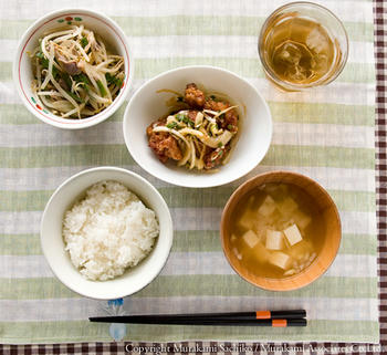 香味野菜の油淋鶏(ユーリンチー) 砂肝とニラもやしの和え物豆腐のお味噌汁 ご飯 Section R の賄いご飯