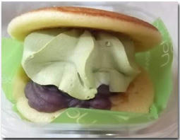 スプーンで食べる宇治抹茶の生どら焼き
