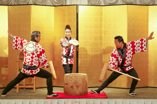 OMOTENASIにも江戸前で粋なめでたやの祝い餅つき