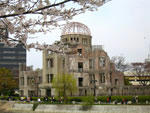 桜と原爆ドーム