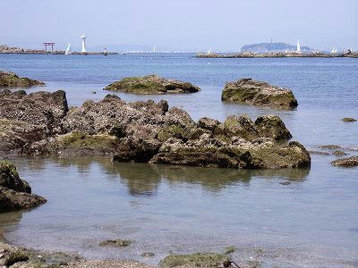 playa de morito de hayama con la isla enoshima