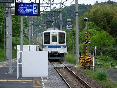 tren de tobutojo en la estacion de tobutakezawa