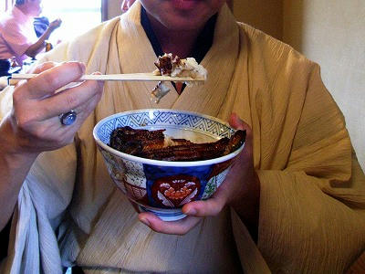 吃烤河鳗鱼饭