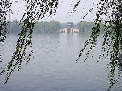 从昆明湖东岸盼望西堤柳桥