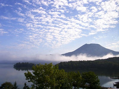 阿寒湖与雄阿寒岳
