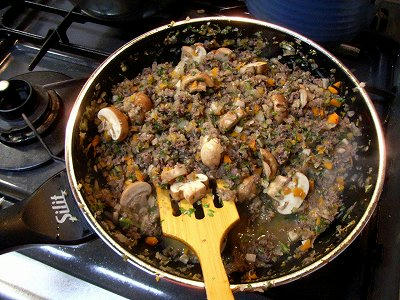 放肉末、蘑菇和红葡萄酒