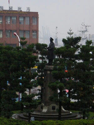 基隆火車站前的蔣介石像