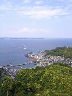 从锯山上顶看金谷港及东京湾