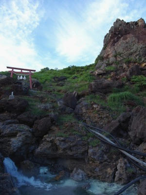 须川温泉源泉以及“大日岩”