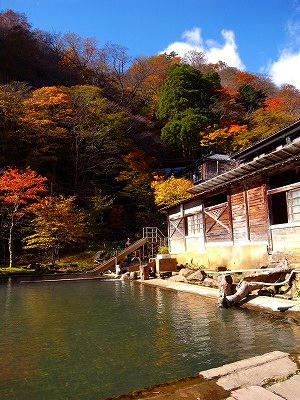 朝日中的北温泉“温泉游泳池”