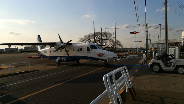 JAXAの飛行機「MuPAL-α」道路横断