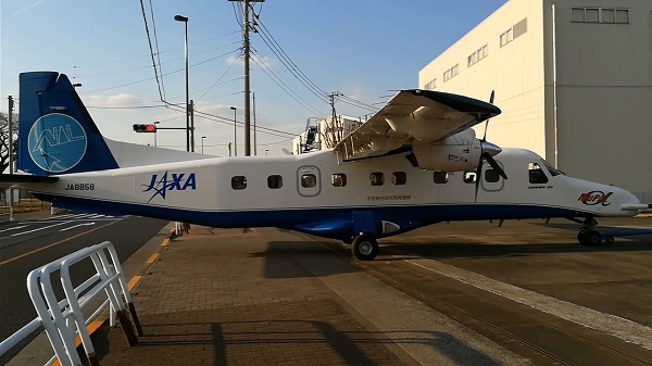 JAXAの実験用航空機が一般道路を横断！