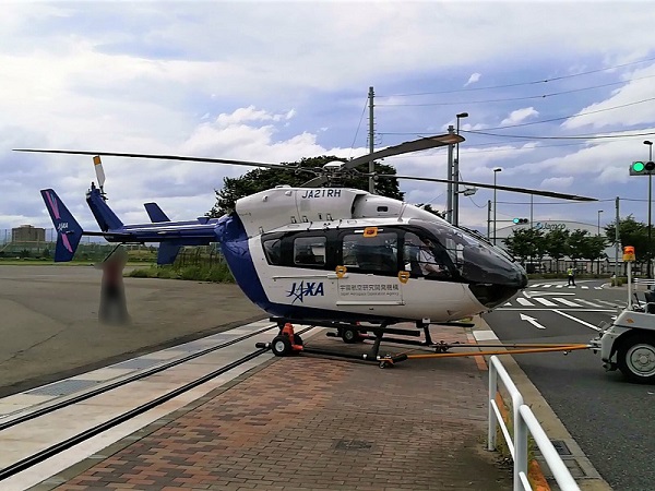 道路を横断するJAXAのヘリコプター！｜ゴルゴンゾーラ