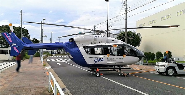 道路を横断するJAXAのヘリコプター！