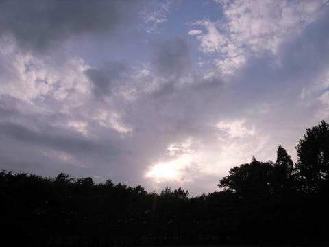 雲間から