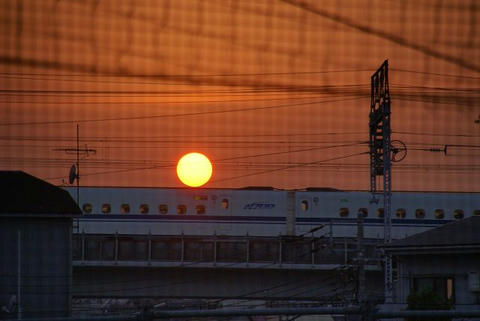 夕日、新幹線に乗る