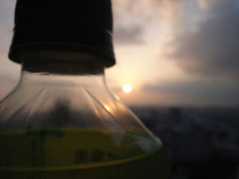 ペットボトルの向こう