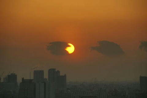 雲に食べられる夕日