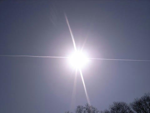 太陽を貫く飛行機雲