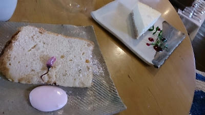 桜のシフォンケーキとホワイトチョコのケーキ。