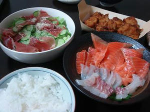 今日の晩御飯,お刺身,からあげ,生ハムサラダ