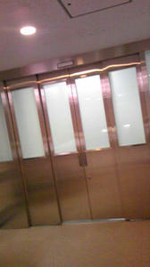 金属の扉の手術室・・・