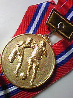メダルにはボールを蹴るレリーフが。一番欲しかったサッカーの金メダル。