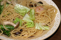 和風パスタ 醤油ペッパー アスパラ キャベツ 海老 しめじ Happinessbird