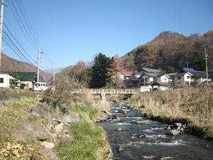 清水流れる川辺