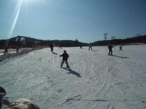 空の青と雪の白さが美しいゲレンデ