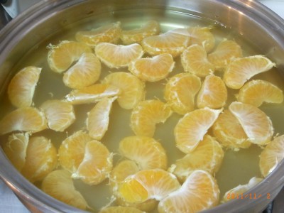 ゆで汁が黄色くなります