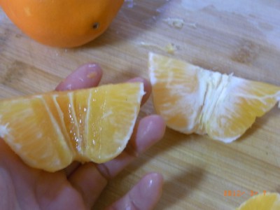 半分に切ると芯をそぎやすくなりますが、果肉を取り出す手間が倍に増えます（笑）