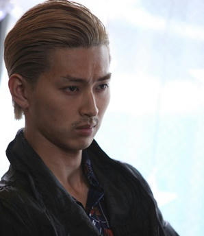 松田翔太の金髪オールバック