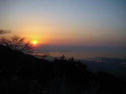 六甲山から朝日を望む