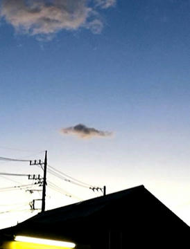 青空と白い雲の朝