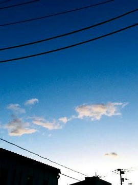 青空と白い雲の朝
