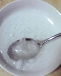 塩と水あめをまぜまぜ