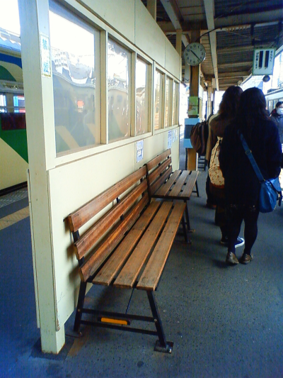 電車のホームで。