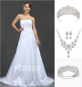 robe de mariée bustier droit simple et bijoux