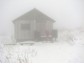 山頂避難小屋に着いた。