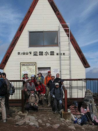 山頂非難小屋の前で