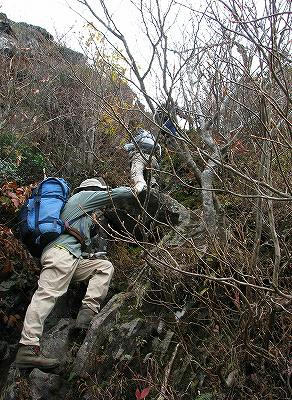 こしき岩を攀じる