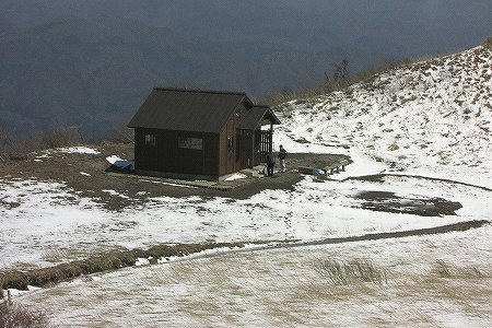 男三瓶山頂避難小屋